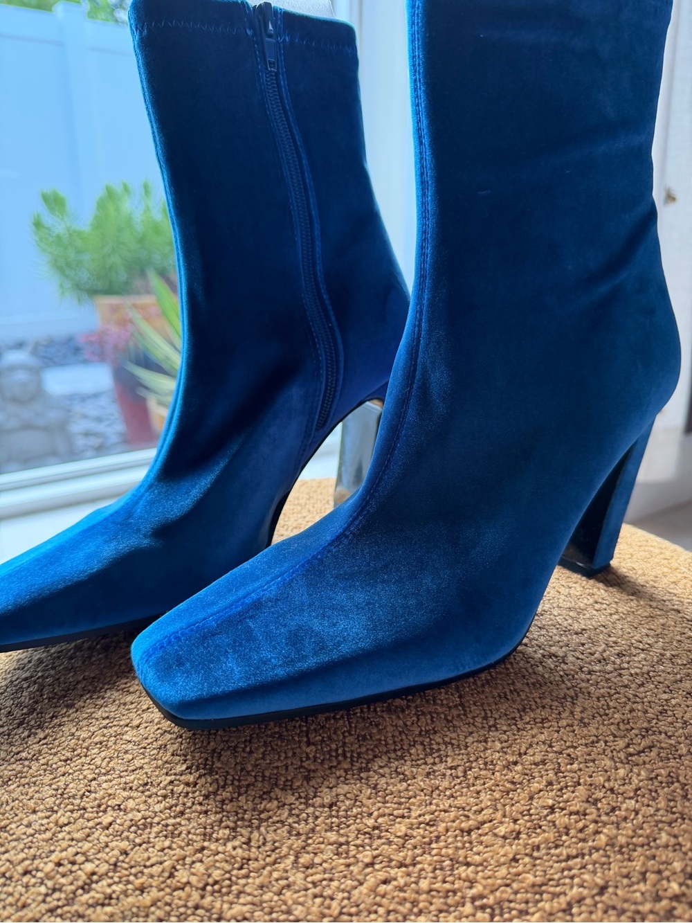 Stylish Women's Steve Madden Blue Velvet Vinka Boots with Block Heel Sz 8